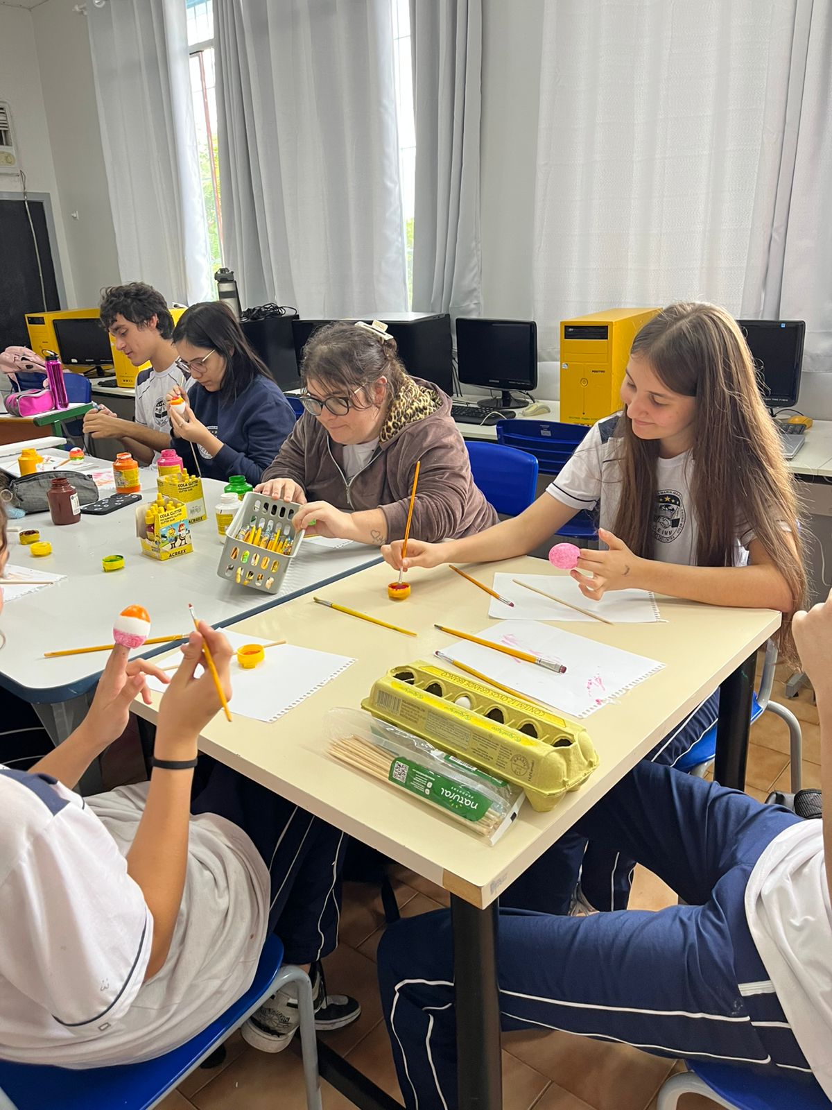 Alunos realizando pinturas